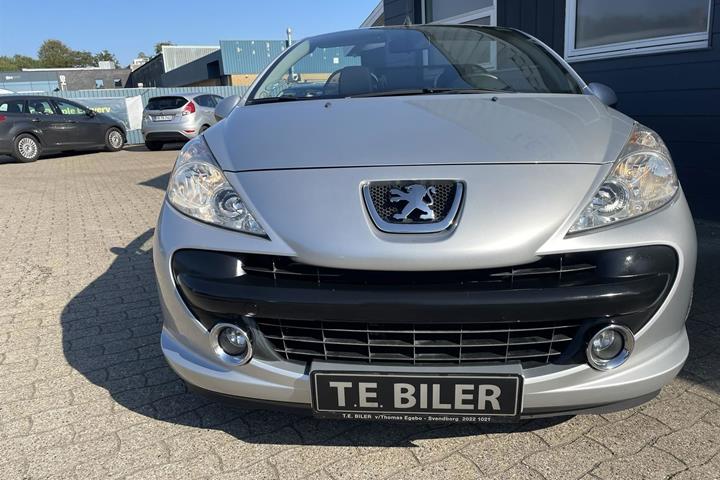 Sølv Peugeot 207 fra 2008 set udefra