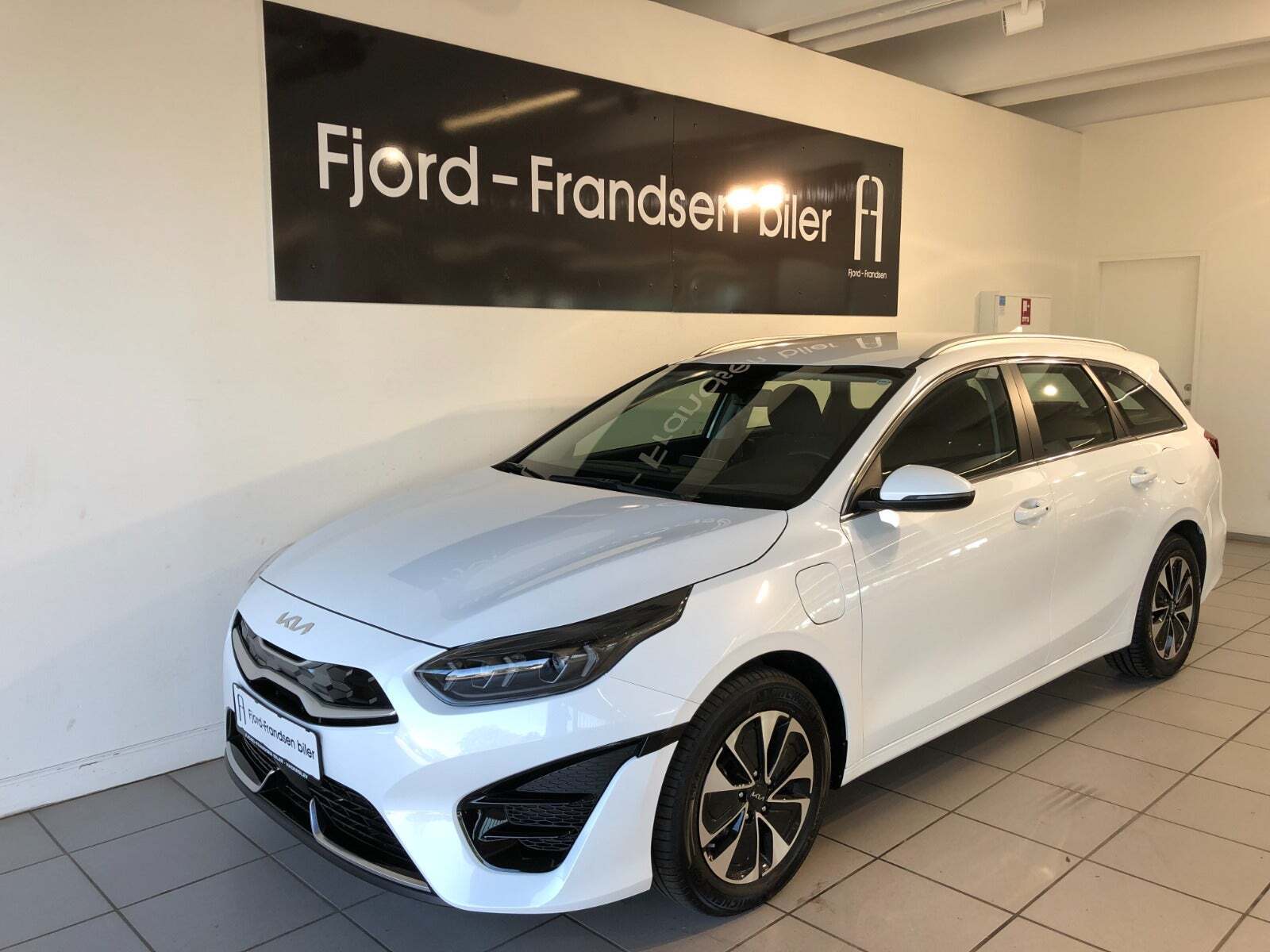 Hvid Kia Ceed fra 2023 set udefra