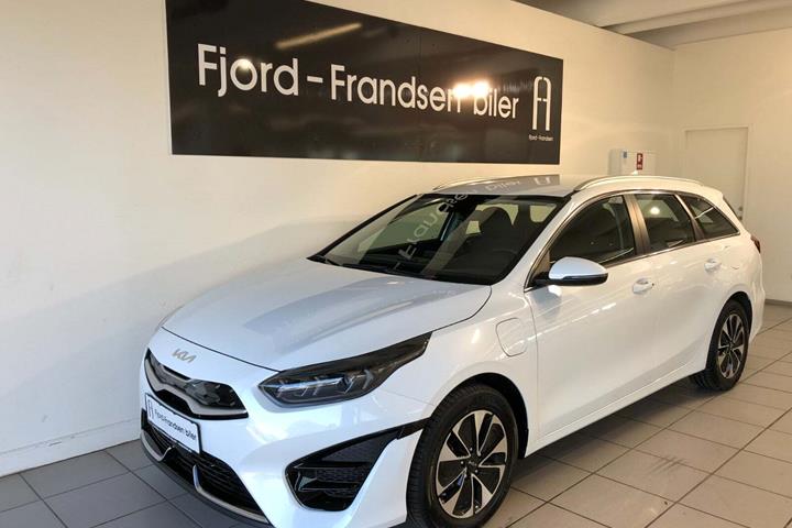 Hvid Kia Ceed fra 2023 set udefra