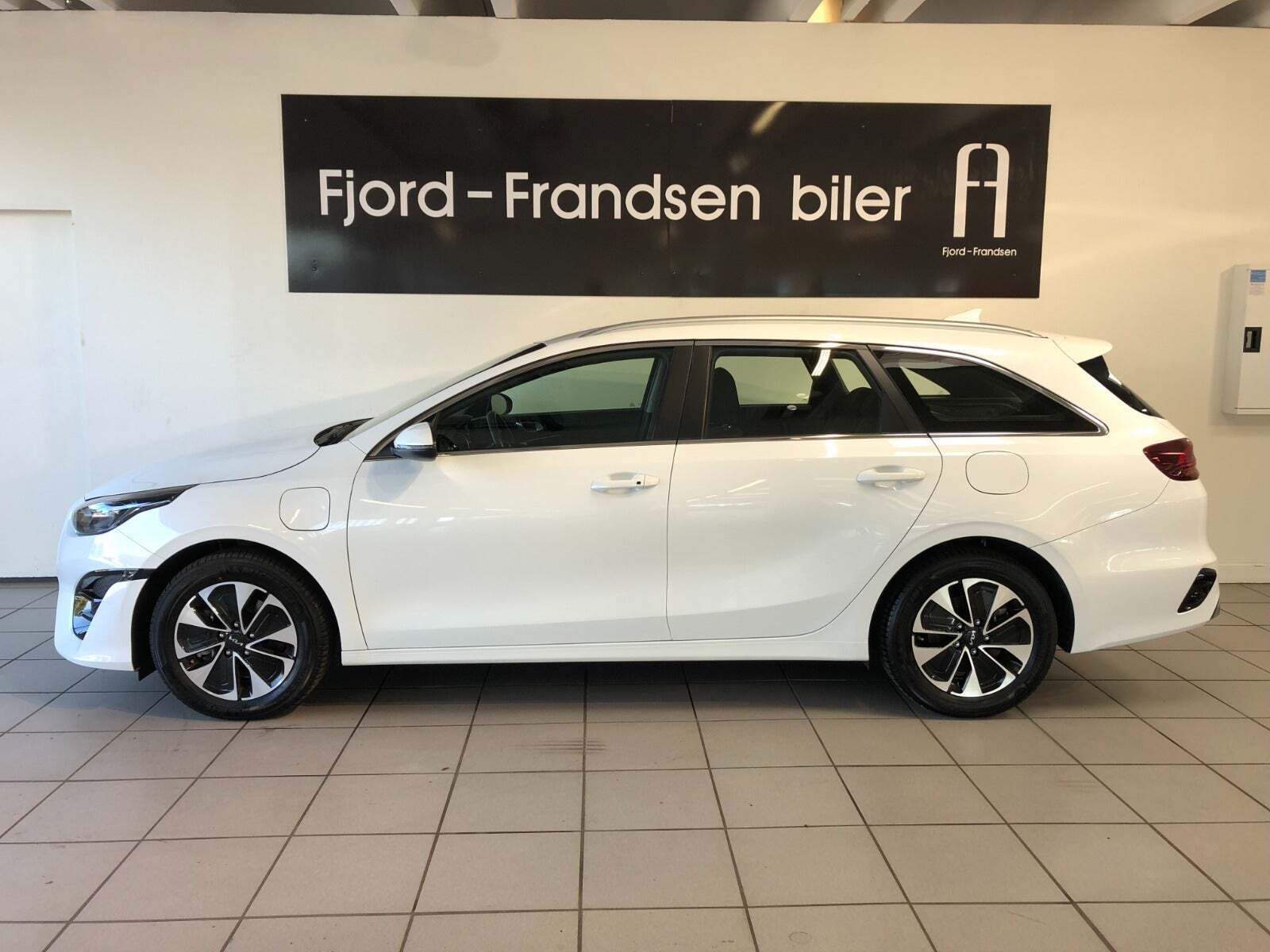 Hvid Kia Ceed fra 2023
