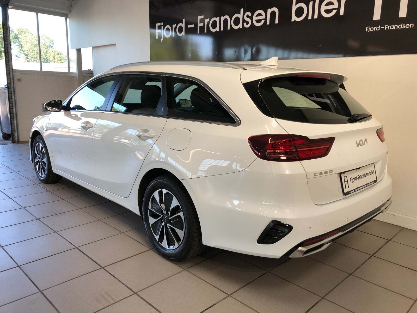 Hvid Kia Ceed fra 2023