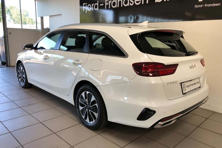 Hvid Kia Ceed fra 2023