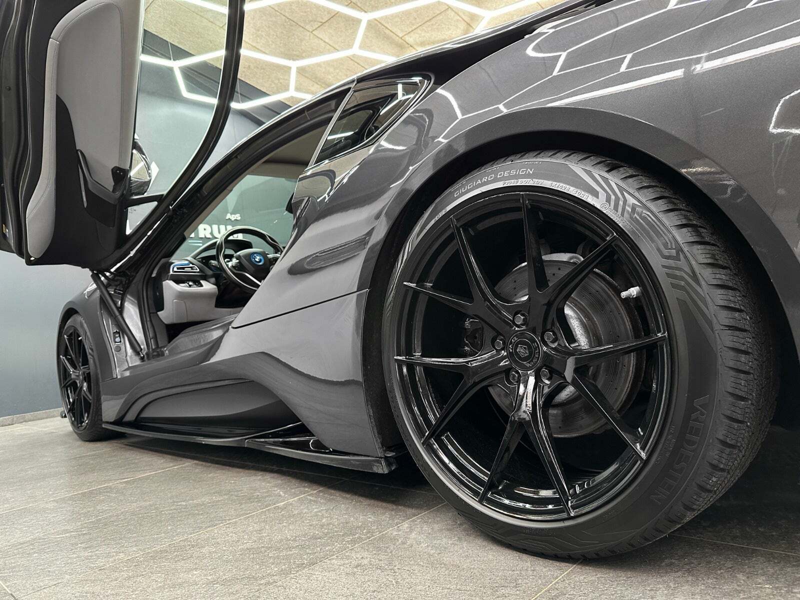 Sort BMW i8 fra 2016