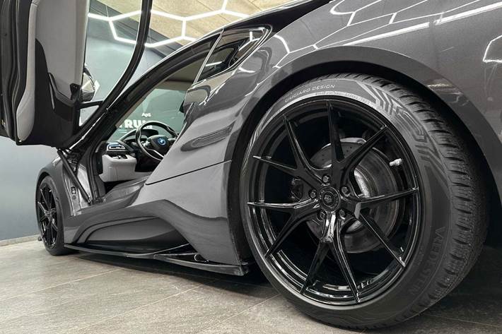 Sort BMW i8 fra 2016