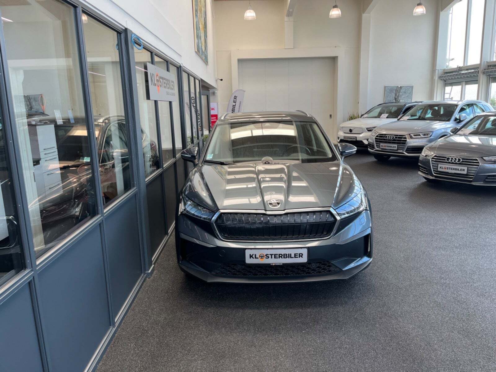 Grå Skoda Enyaq fra 2021