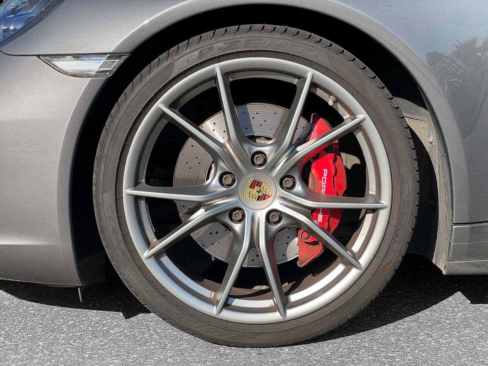 Grå Porsche 911 Carrera 4S fra 2016 set udefra