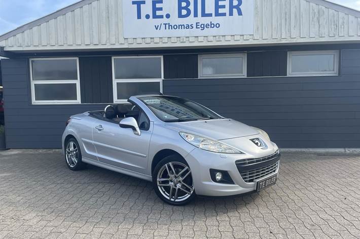 Sølv Peugeot 207 fra 2011 set udefra