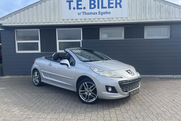 Sølv Peugeot 207 fra 2011 set udefra