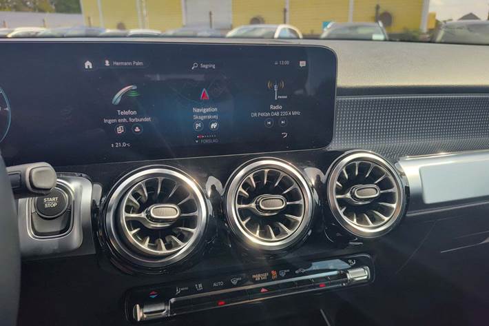 Grå Mercedes EQB250 fra 2023