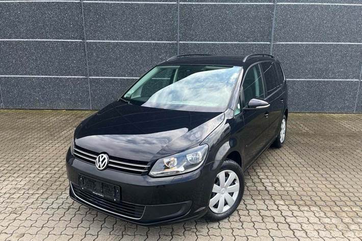 Sort VW Touran fra 2011 set udefra