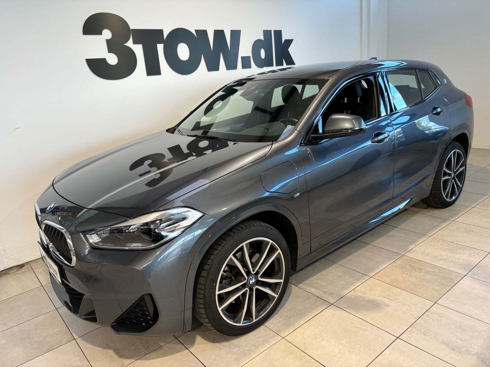 Grå BMW X2 fra 2021 set udefra