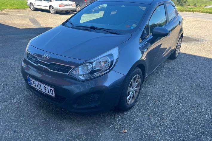 Grå Kia Rio fra 2015 set udefra