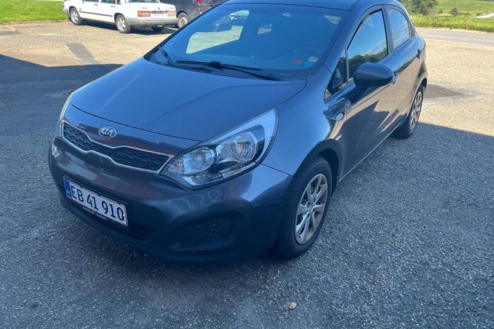 Grå Kia Rio fra 2015 set udefra