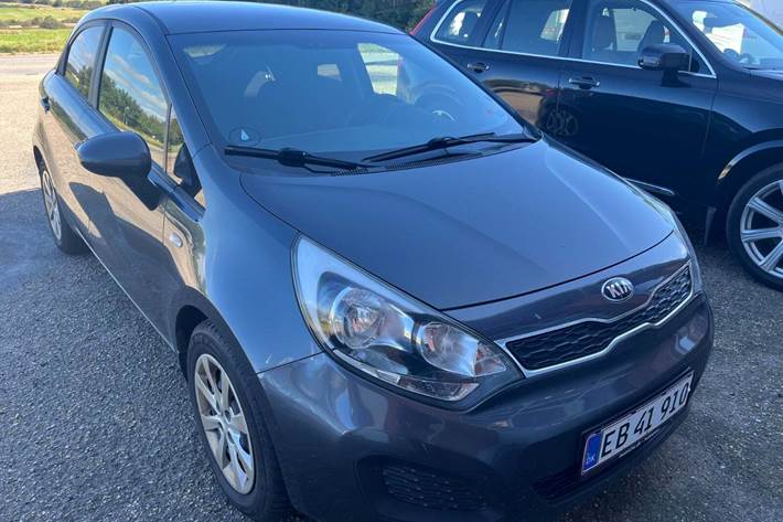 Grå Kia Rio fra 2015