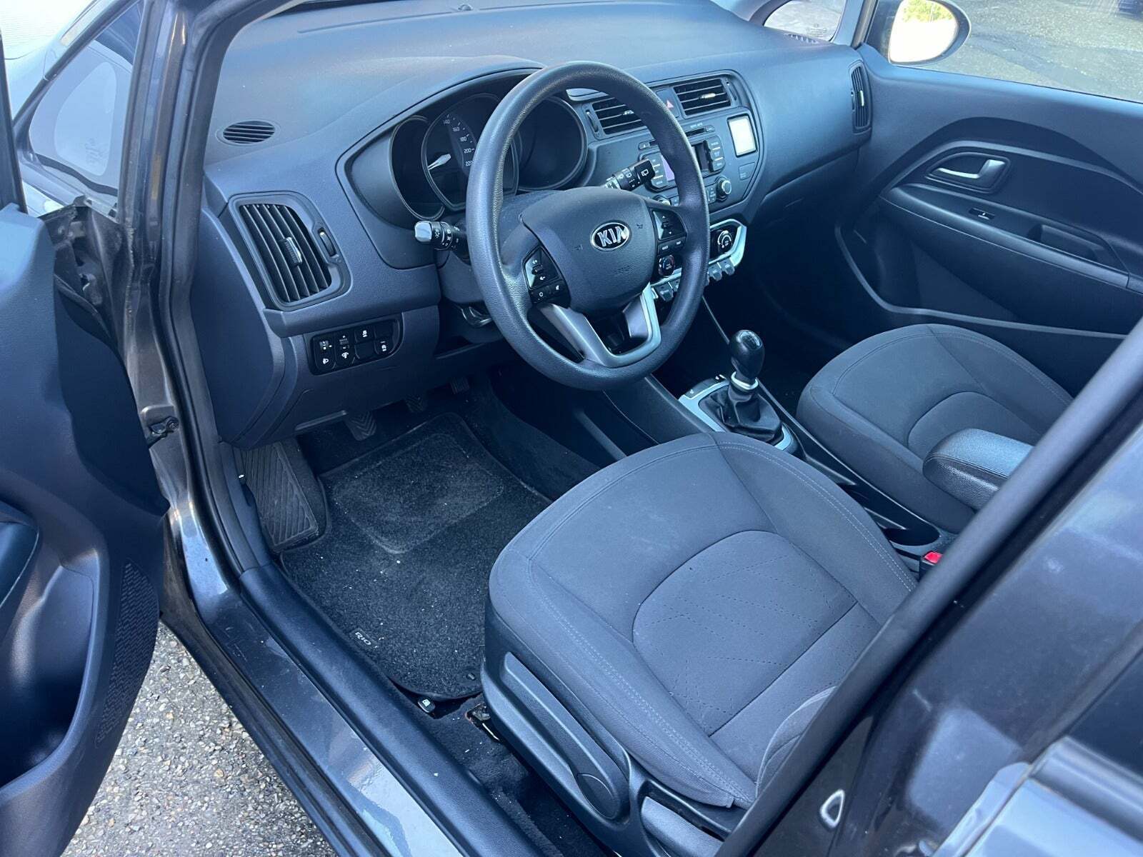 Grå Kia Rio fra 2015