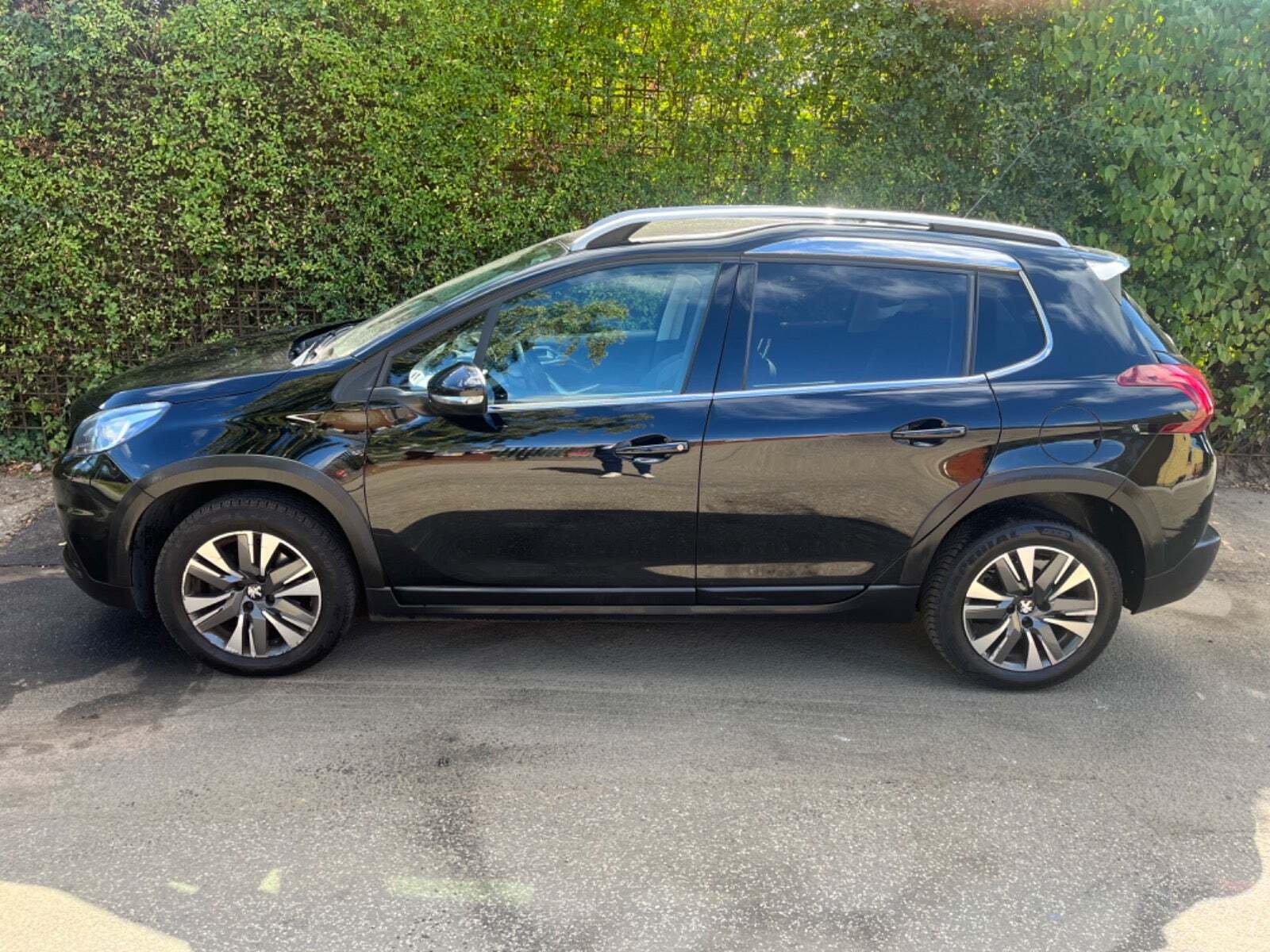 Sort Peugeot 2008 fra 2019