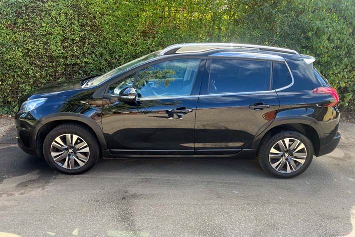 Sort Peugeot 2008 fra 2019