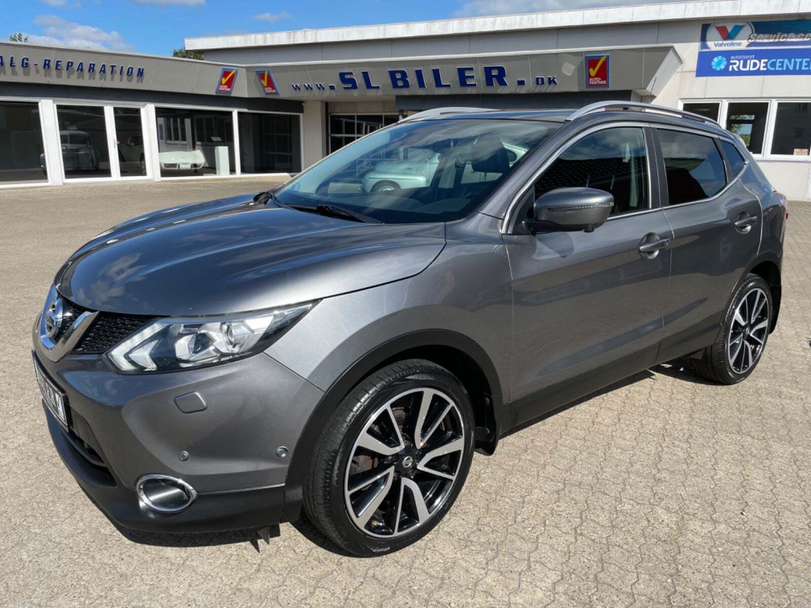 Grå Nissan Qashqai fra 2015 set udefra