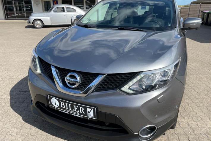 Grå Nissan Qashqai fra 2015