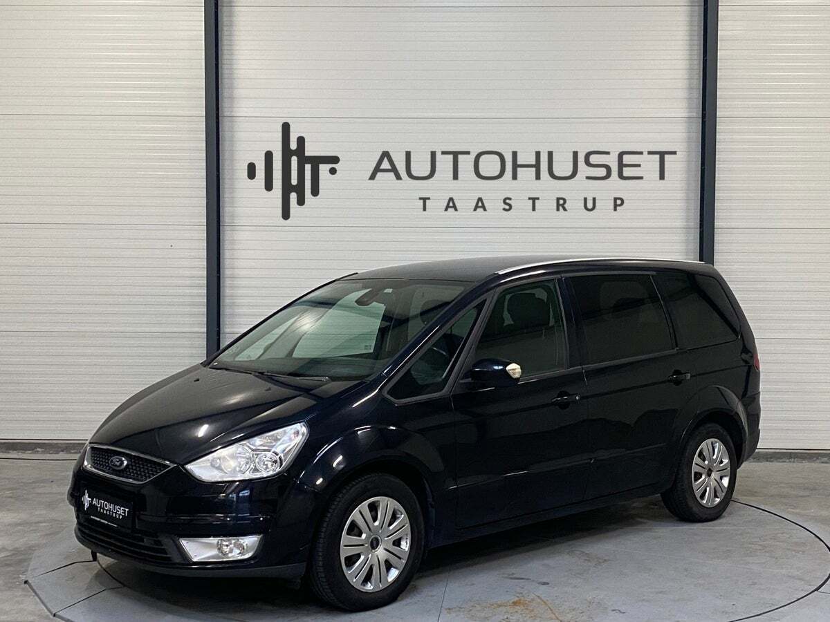 Sort Ford Galaxy fra 2010 set udefra