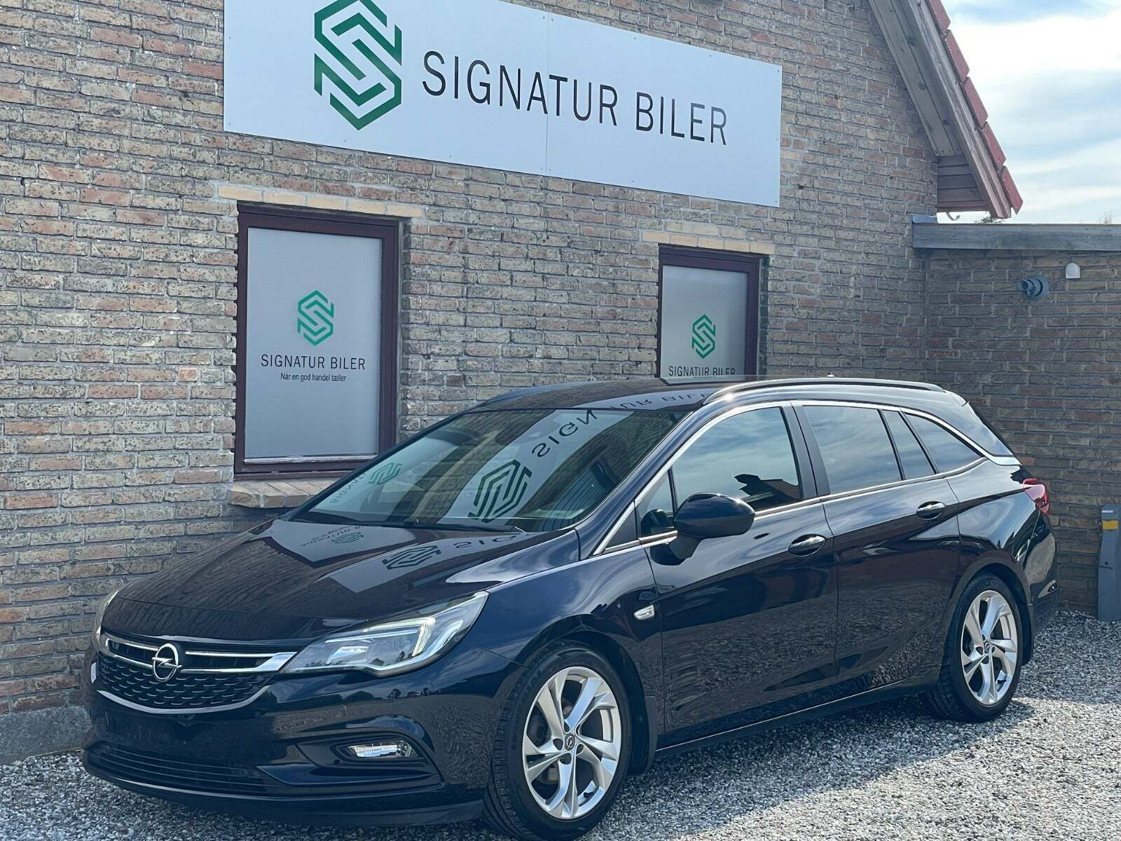 Blå Opel Astra fra 2019 set udefra