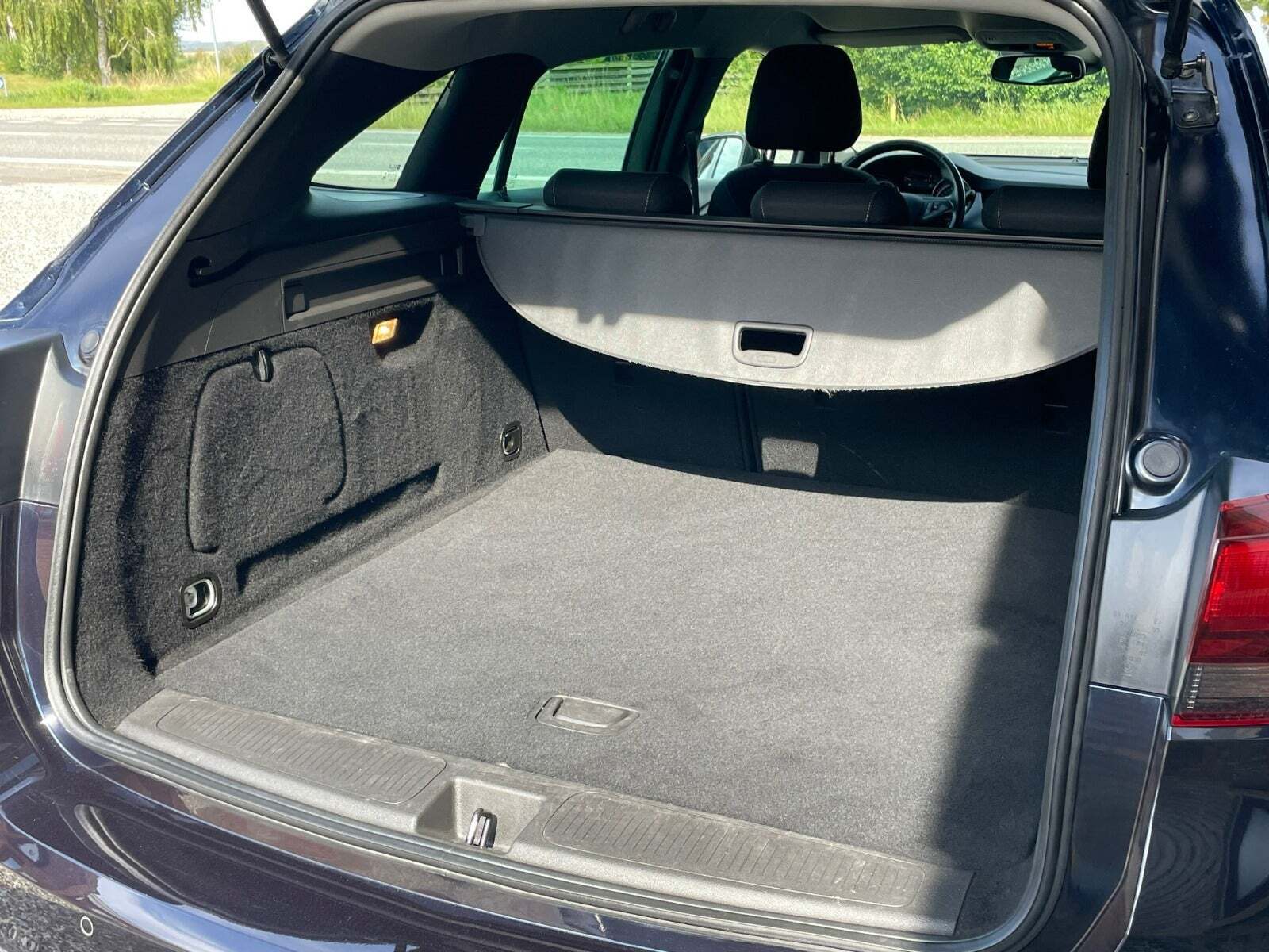 Blå Opel Astra fra 2019