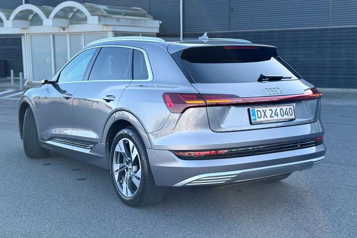 Grå Audi e-tron fra 2020