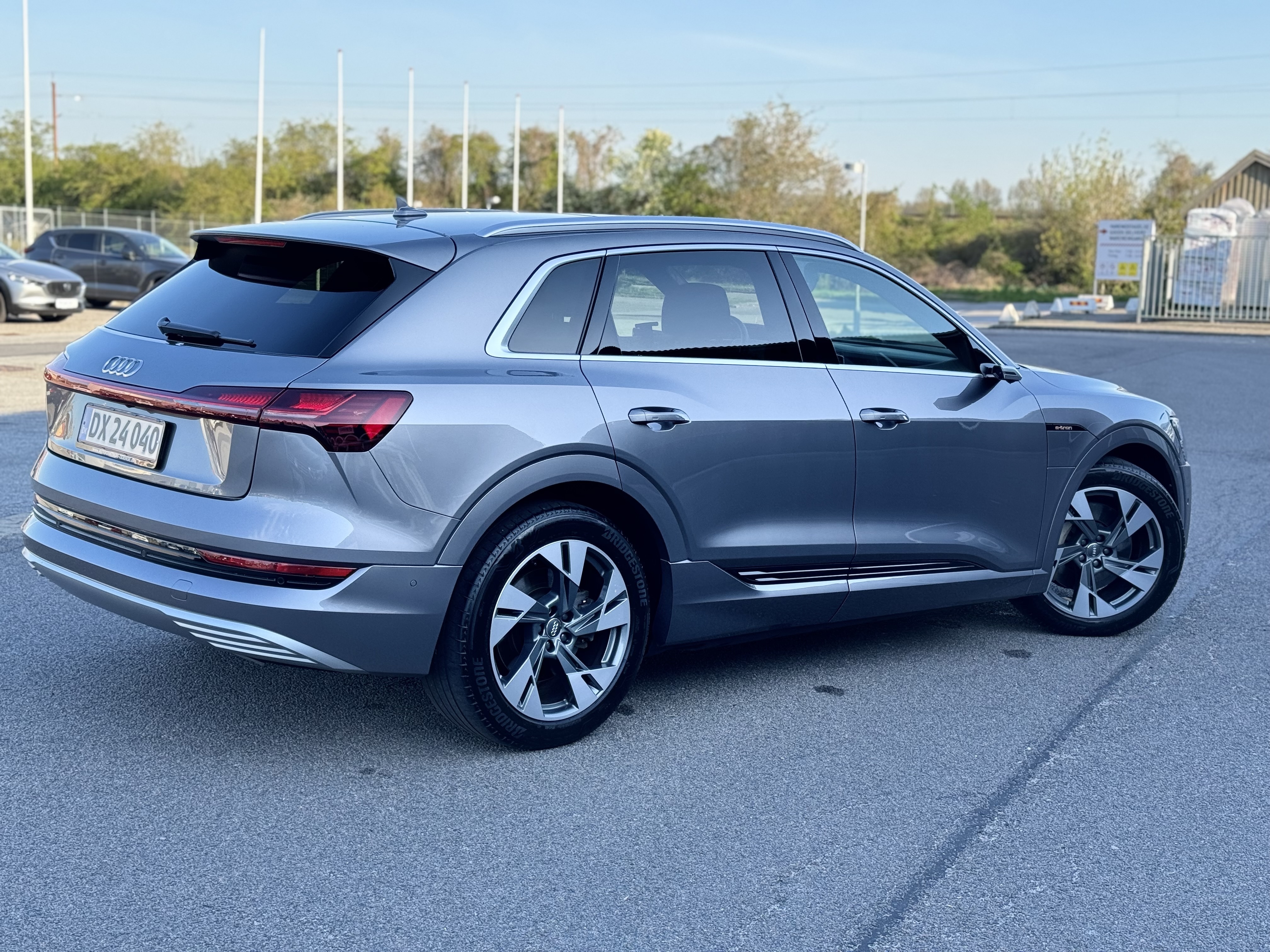 Grå Audi e-tron fra 2020