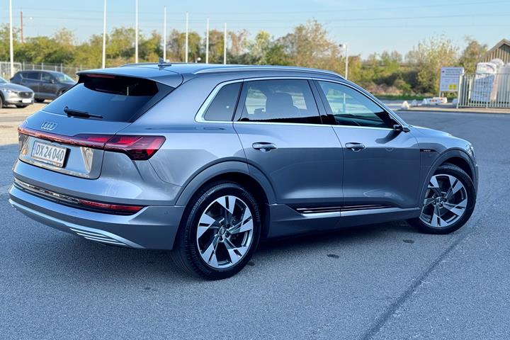Grå Audi e-tron fra 2020