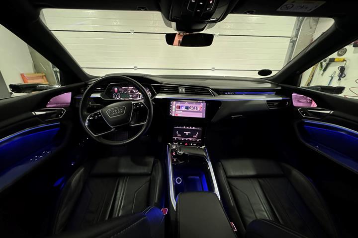 Grå Audi e-tron fra 2020
