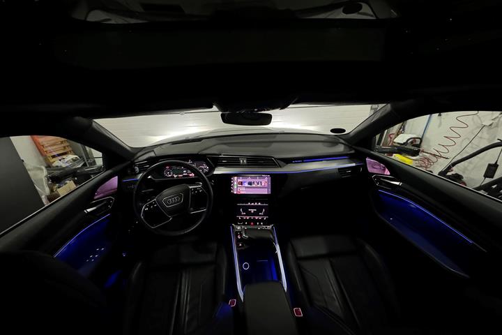 Grå Audi e-tron fra 2020