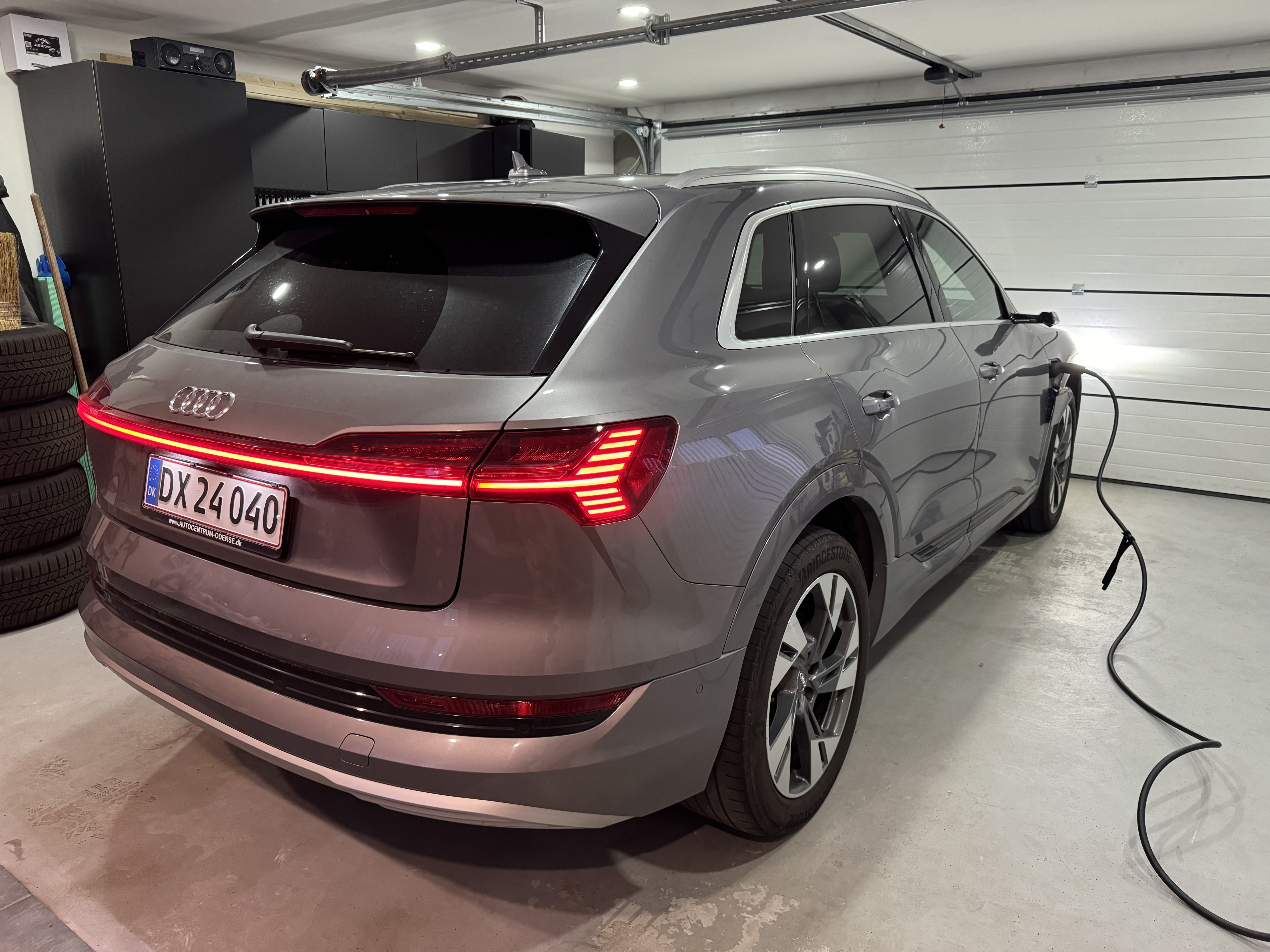 Grå Audi e-tron fra 2020