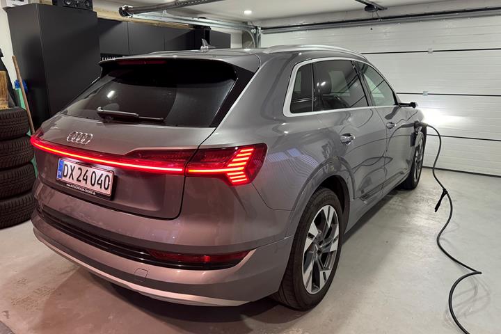 Grå Audi e-tron fra 2020