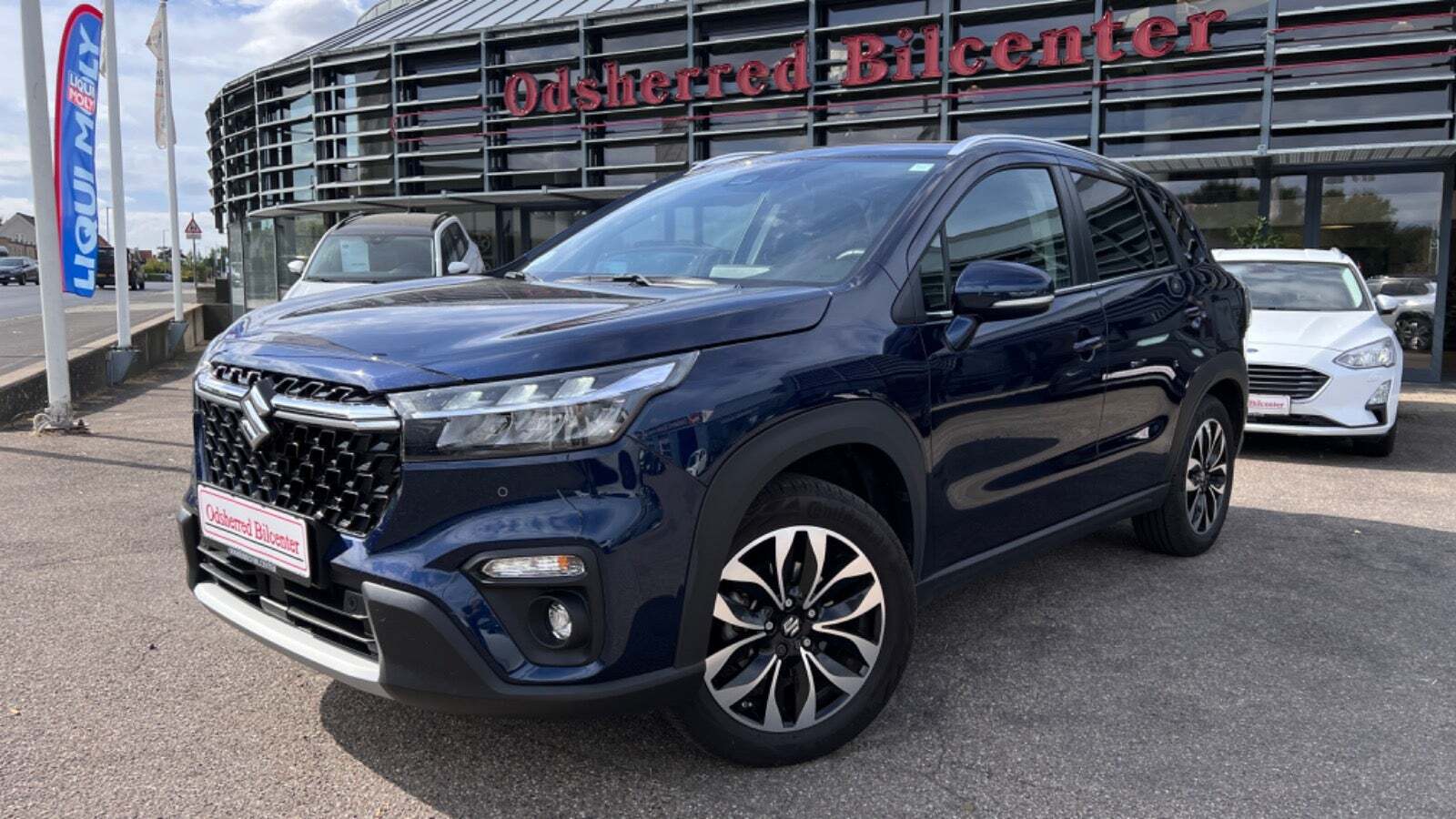 Blå Suzuki S-Cross fra 2023 set udefra