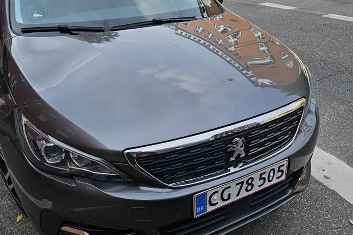 Grå Peugeot 308 fra 2019