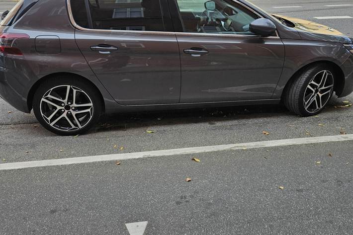 Grå Peugeot 308 fra 2019