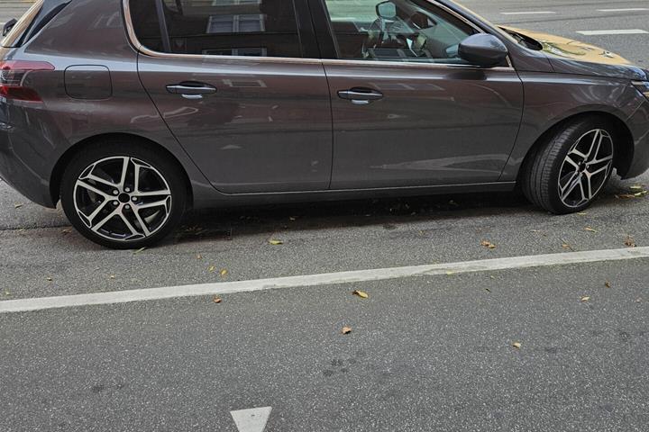 Grå Peugeot 308 fra 2019