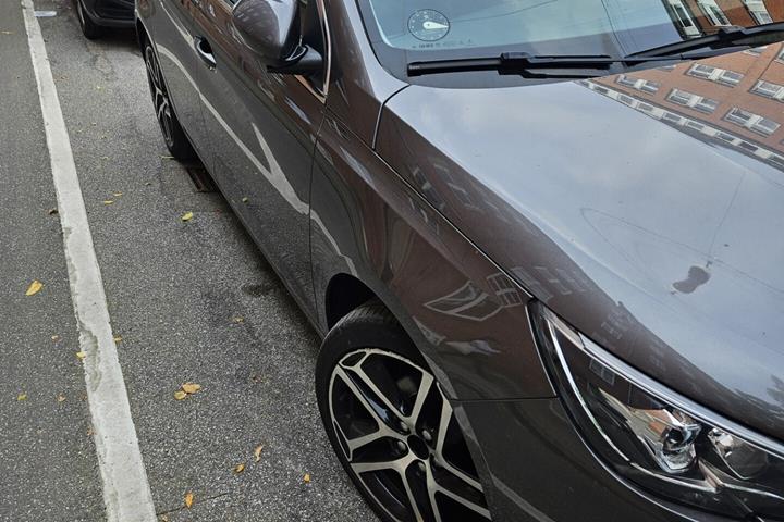 Grå Peugeot 308 fra 2019