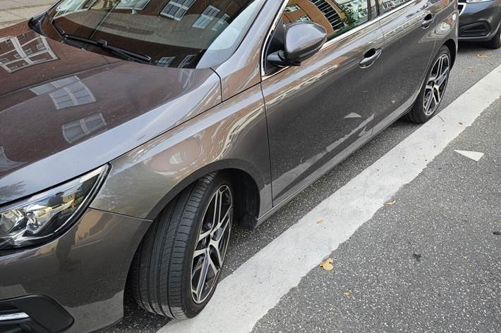 Grå Peugeot 308 fra 2019