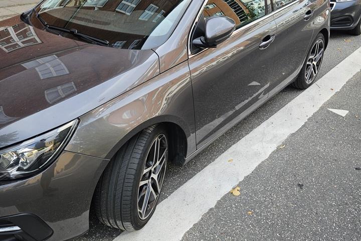 Grå Peugeot 308 fra 2019