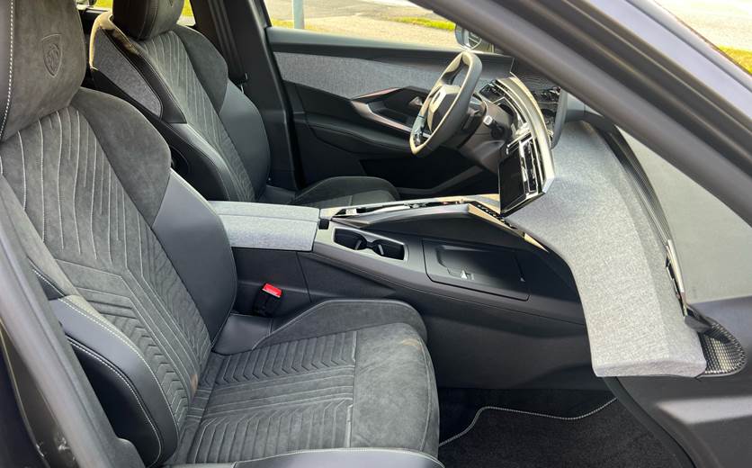 Peugeot e-5008