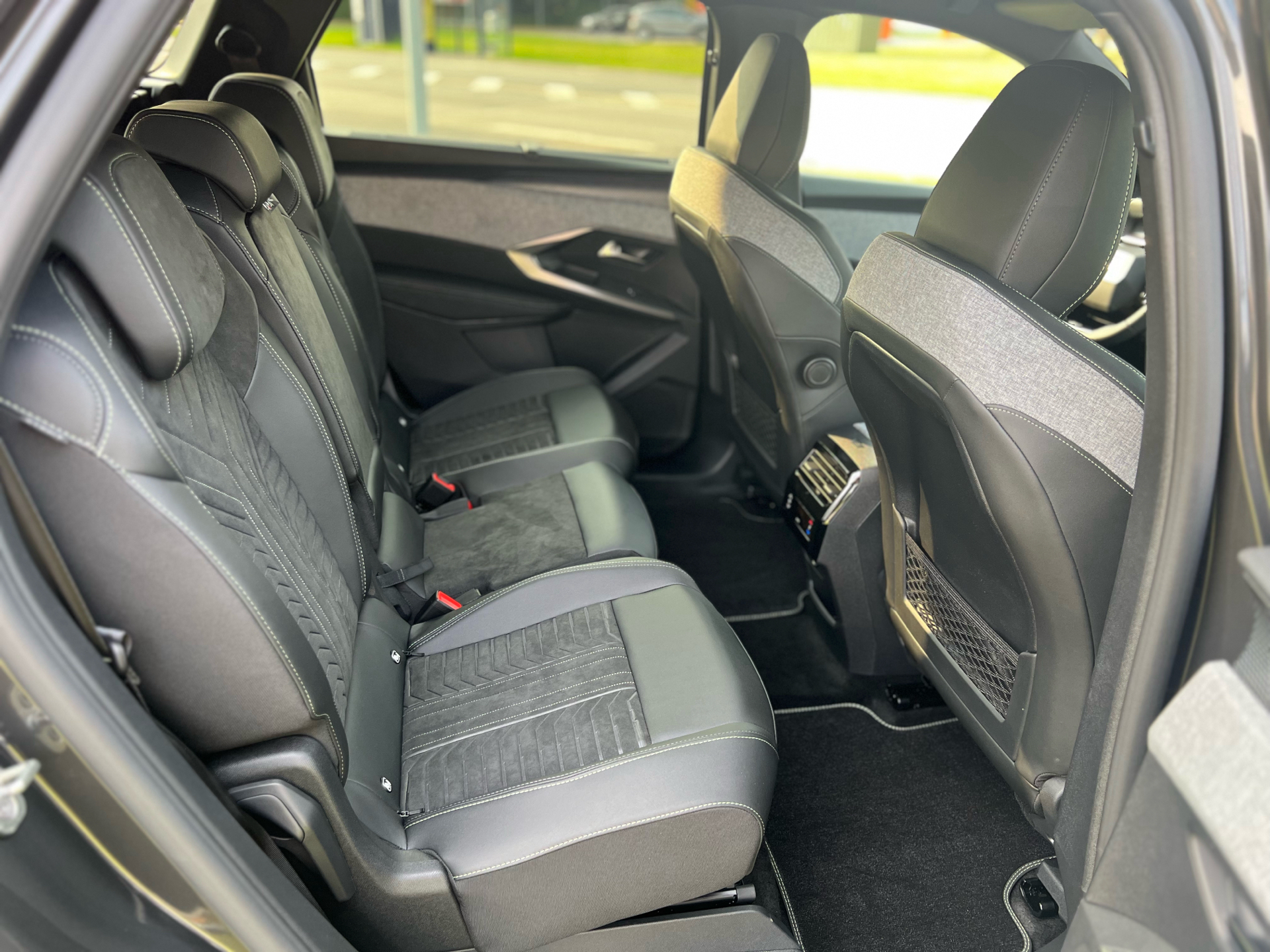 Peugeot e-5008