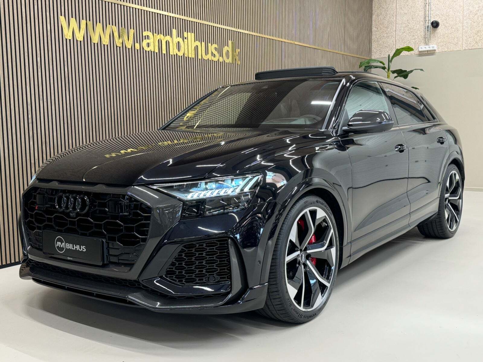 Sort Audi RS Q8 fra 2021 set udefra