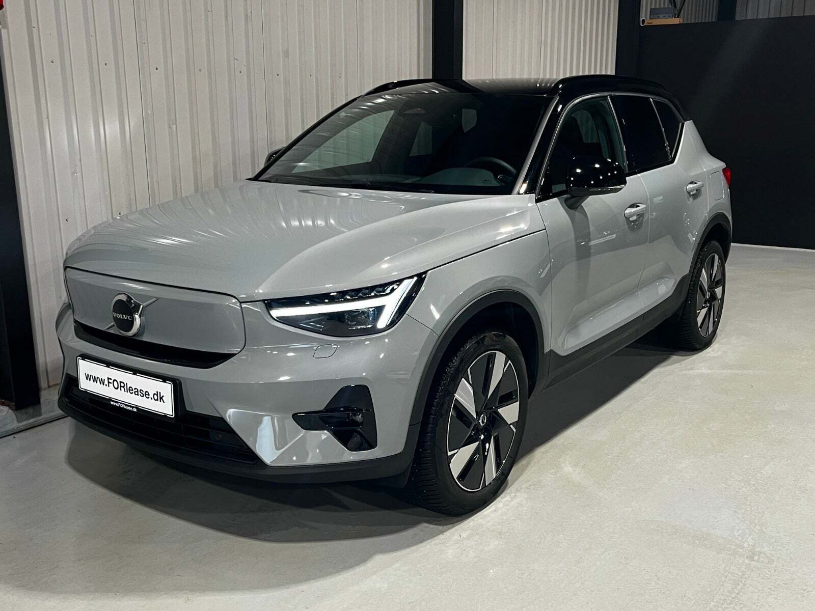 Grå Volvo XC40 fra 2023 set udefra