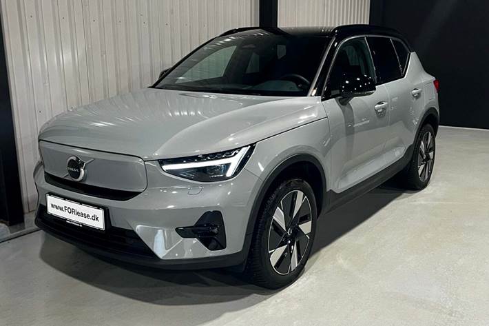 Grå Volvo XC40 fra 2023 set udefra