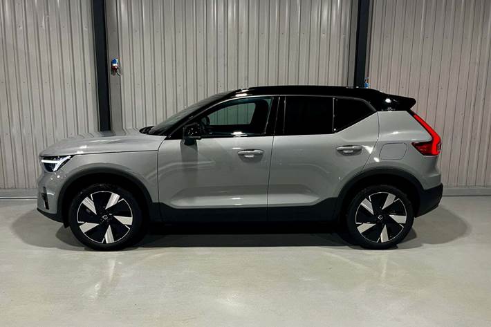 Grå Volvo XC40 fra 2023