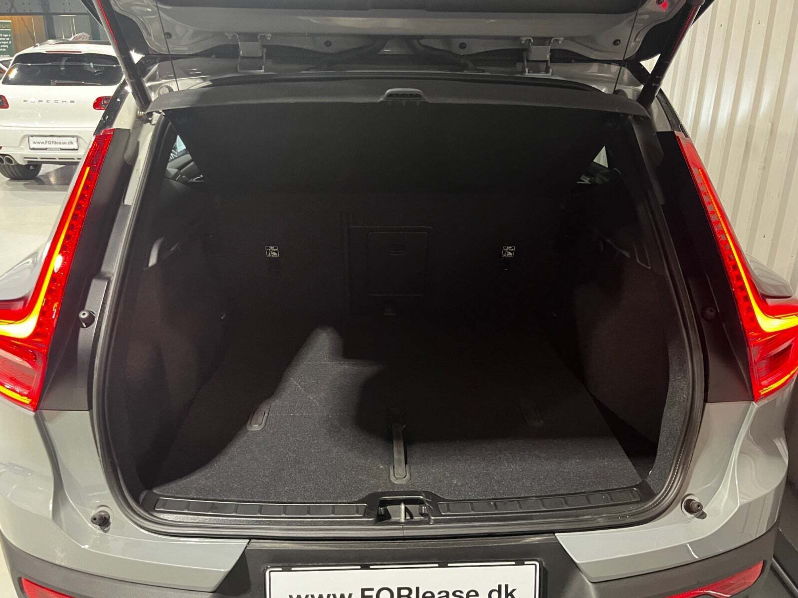 Grå Volvo XC40 fra 2023