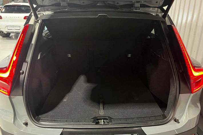 Grå Volvo XC40 fra 2023