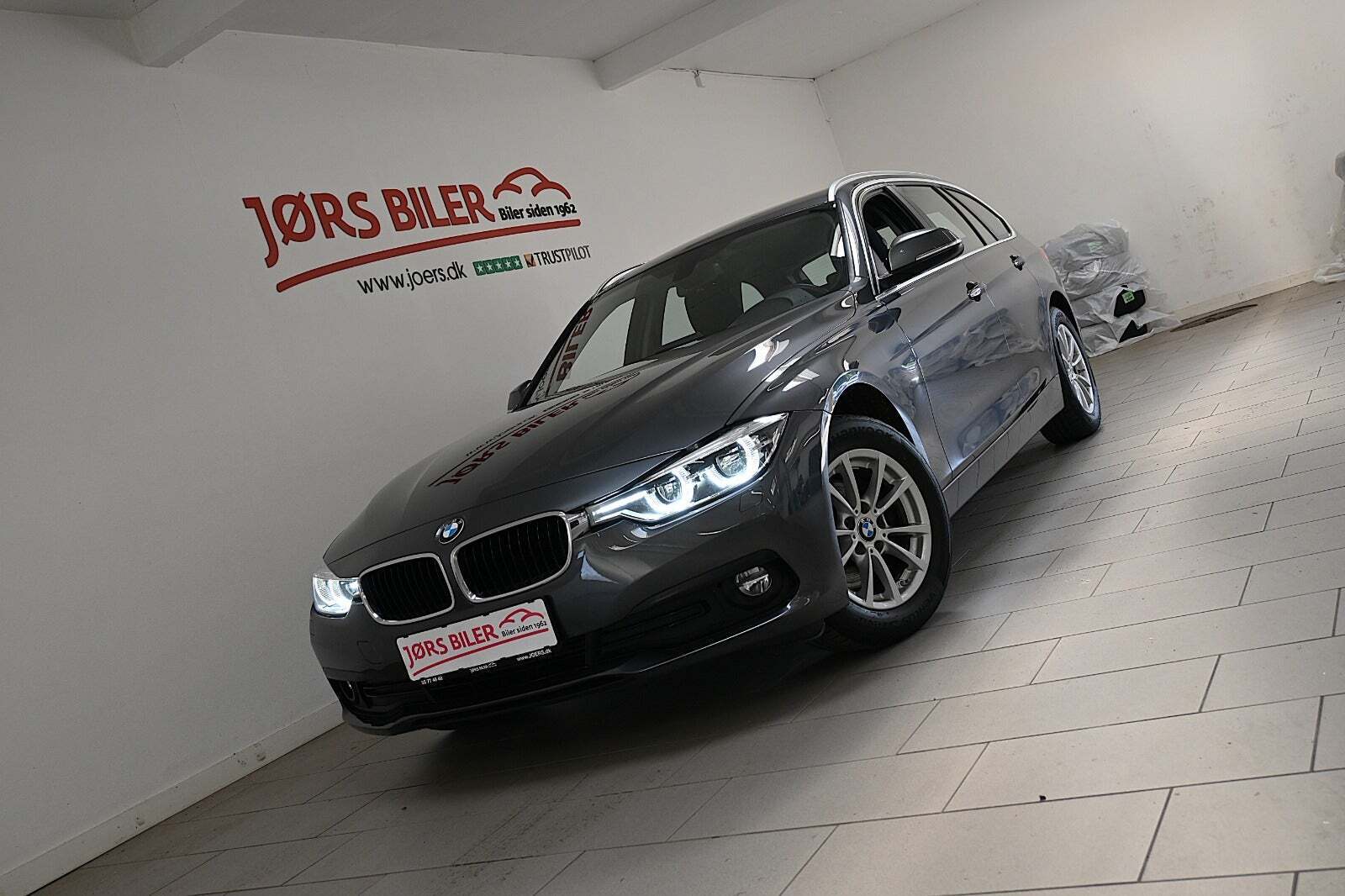 Grå BMW 320d fra 2019 set udefra
