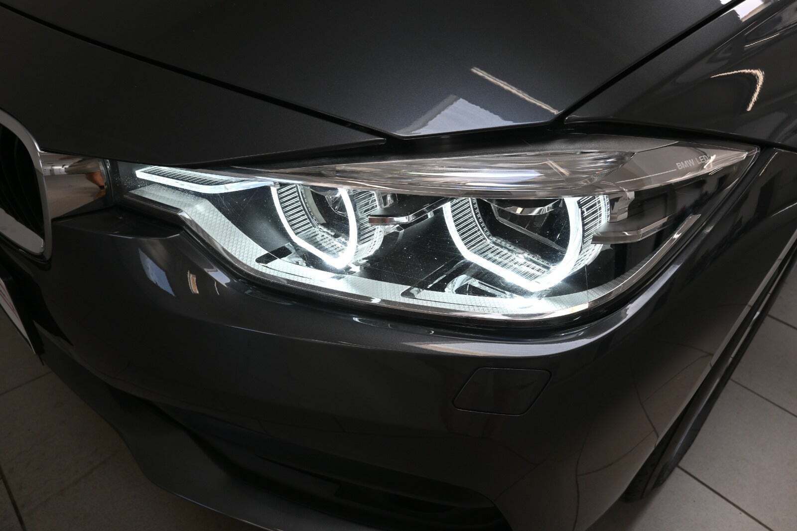 Grå BMW 320d fra 2019